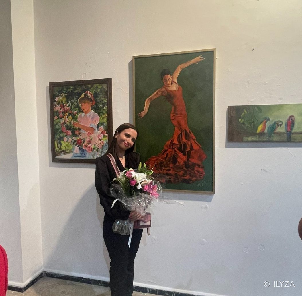 ILYZA avec un bouquet, le jour du vernissage