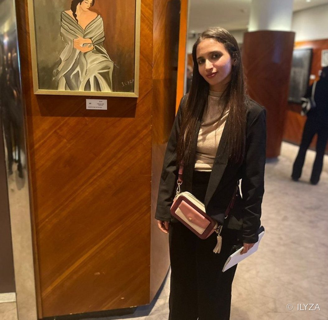 ILYZA devant une de ses toiles à l’Hôtel Le Diwan