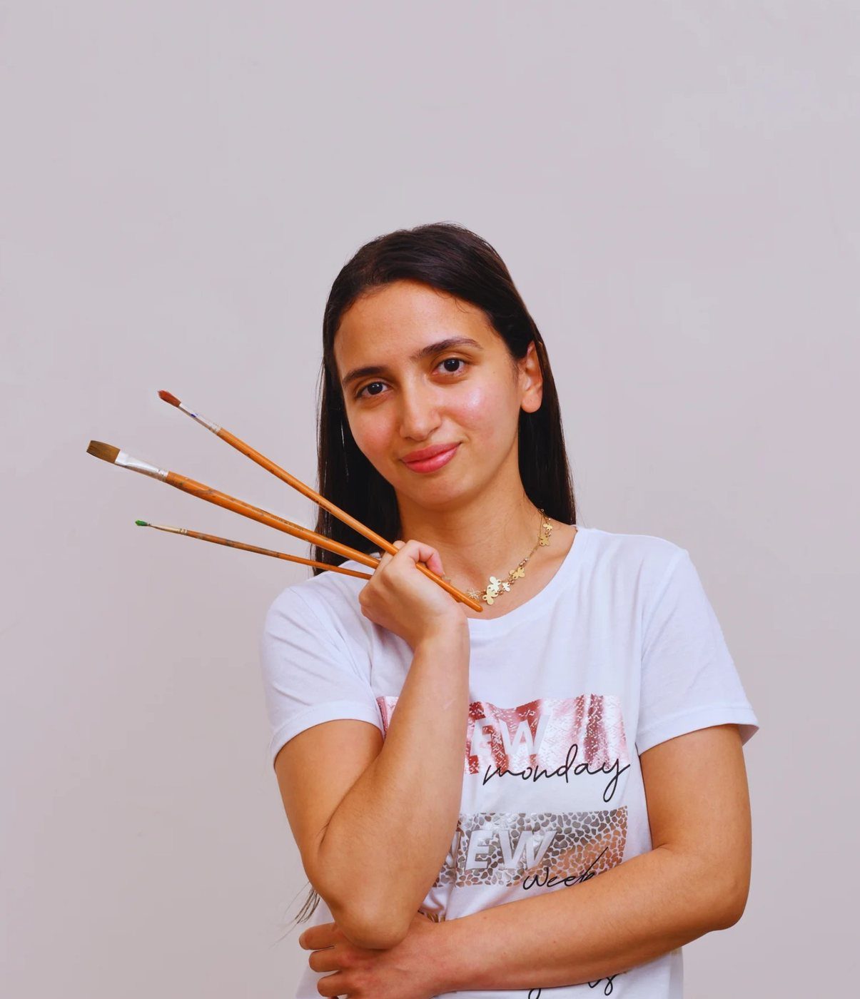 Portrait d’ILYZA tenant ses pinceaux